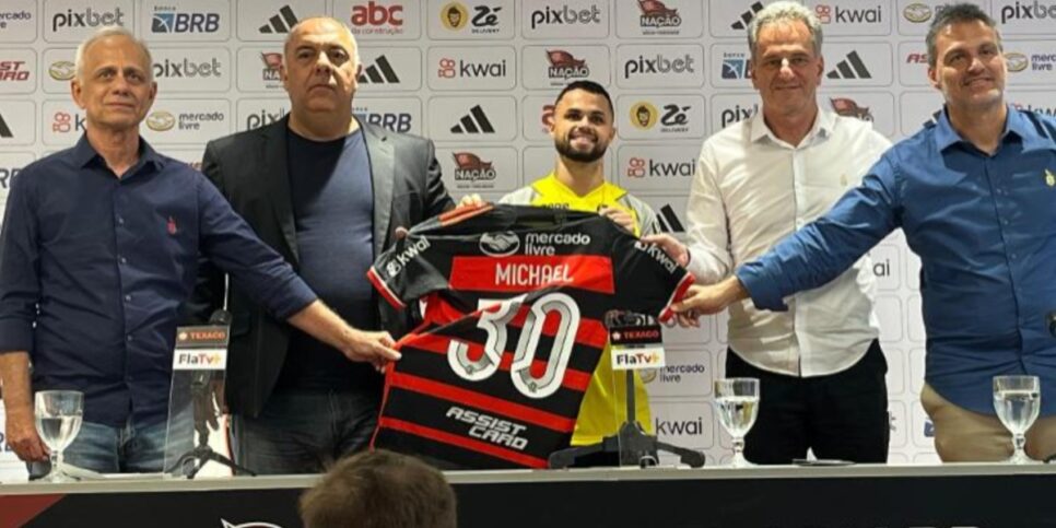 Michael é apresentado no Flamengo - (Foto: Reprodução /  Bruno Braz/UOL)