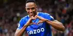 Volta triunfal de Yerri Mina chega voando em gigante da série  - (Foto: Reprodução /  (Photo by Clive Mason/Getty Images)