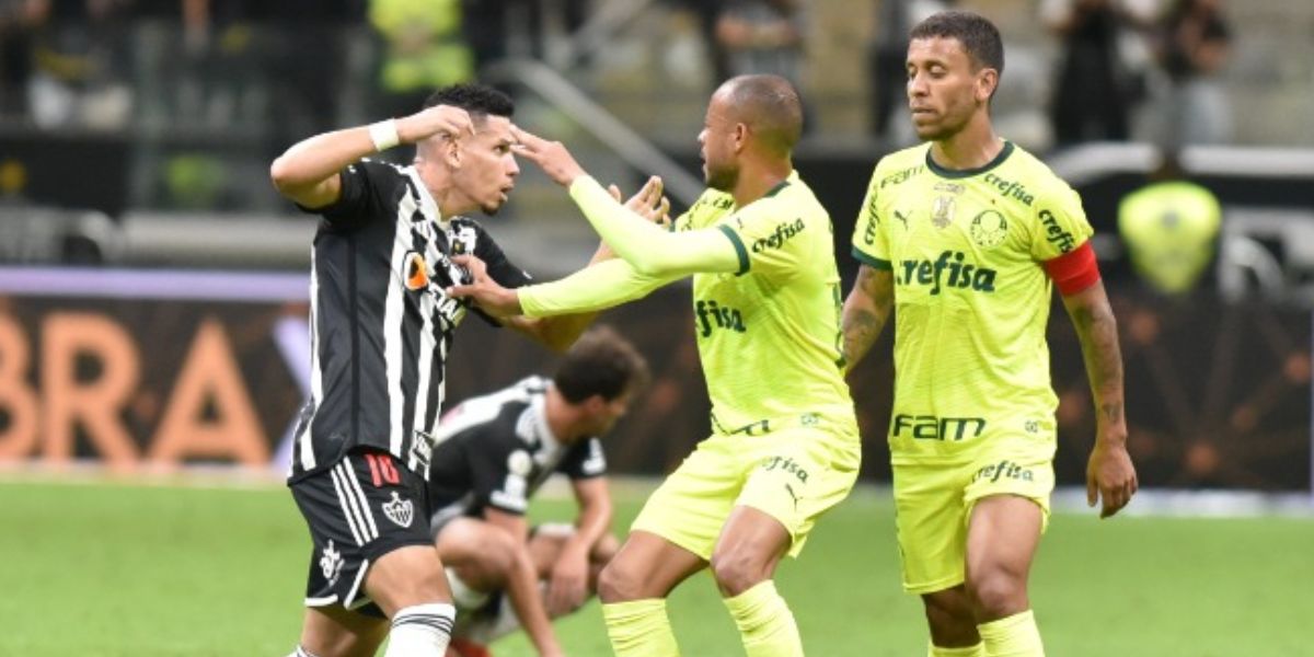 Momento da expulsão do atacante, contra o Palmeiras (Reprodução: Ramon Lisboa/EM/D.A Press)