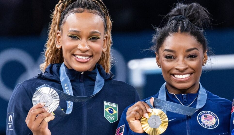 Rebeca Andrade e Simone Biles, com as medalhas de prata e ouro, respectivamente (Foto: Reprodução/ GES Sportfoto/ Getty Images)