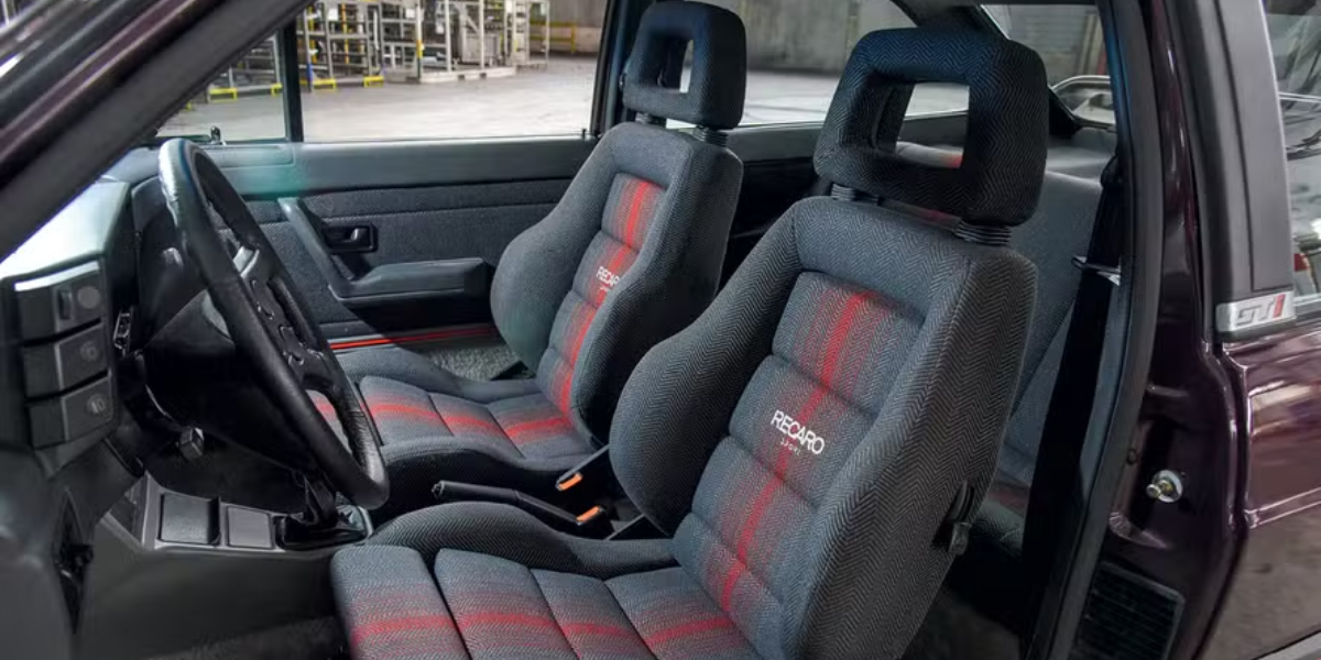 Volkswagen Gol GTI já vinha de fábrica com bancos Recaro nos anos 1990; empresa pediu falência — Foto: Murilo Góes/Autoesporte