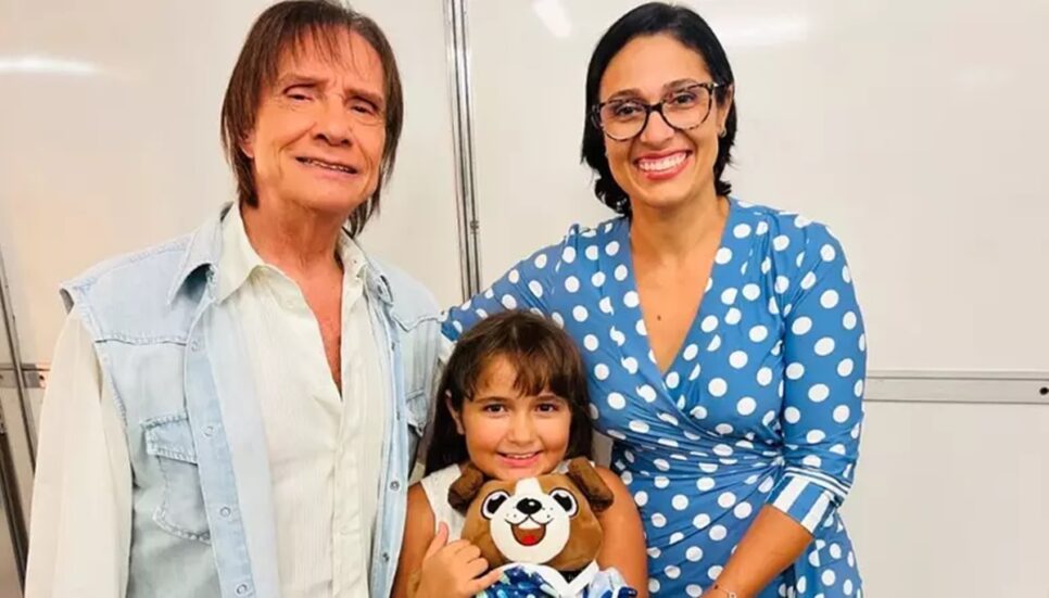 Roberto Carlos com seu filho, Dudu Braga, sua nora e herdeira caçula (Foto: Reprodução/ Instagram)