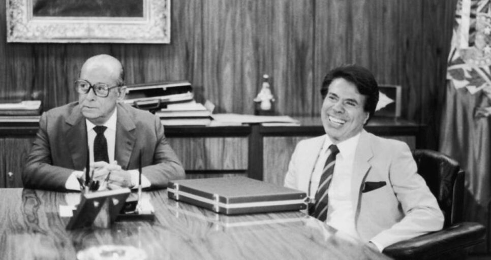 Silvio Santos com João Batista Figueiredo, último presidente da Ditadura Militar, em 1984 (Foto: Reprodução/ Internet)