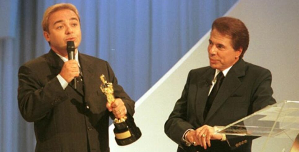 Silvio Santos entregando o Troféu Imprensa para Gugu Liberato (Foto: Reprodução/ SBT)