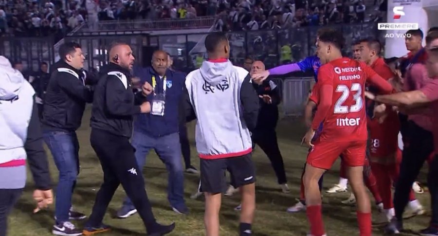 Clima fica tensão no campo de futebol entre Athletico e Vasco (Foto: Reprodução/Sportv/Premiere