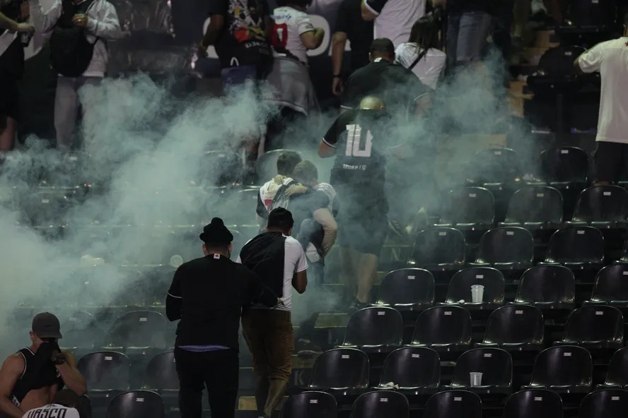 Confusão toma conta de São Januário (Foto: Alexandre Cassiano)