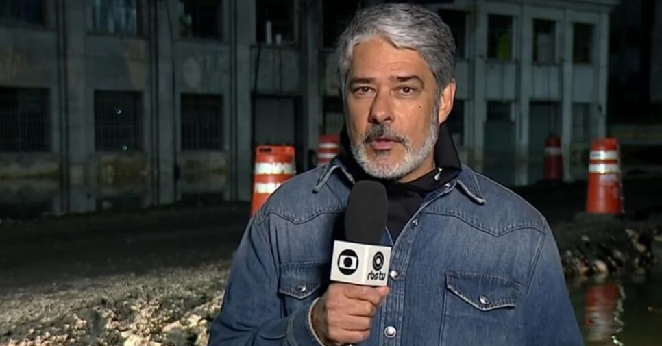 Já vimos o âncora do JN fora do estúdio para cobrir a tragédia gaúcha (Foto: Reprodução/ Globoplay)