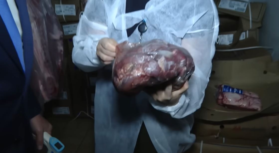 Carnes sem validade correta estavam sendo vendidas (Foto Reprodução/YT)