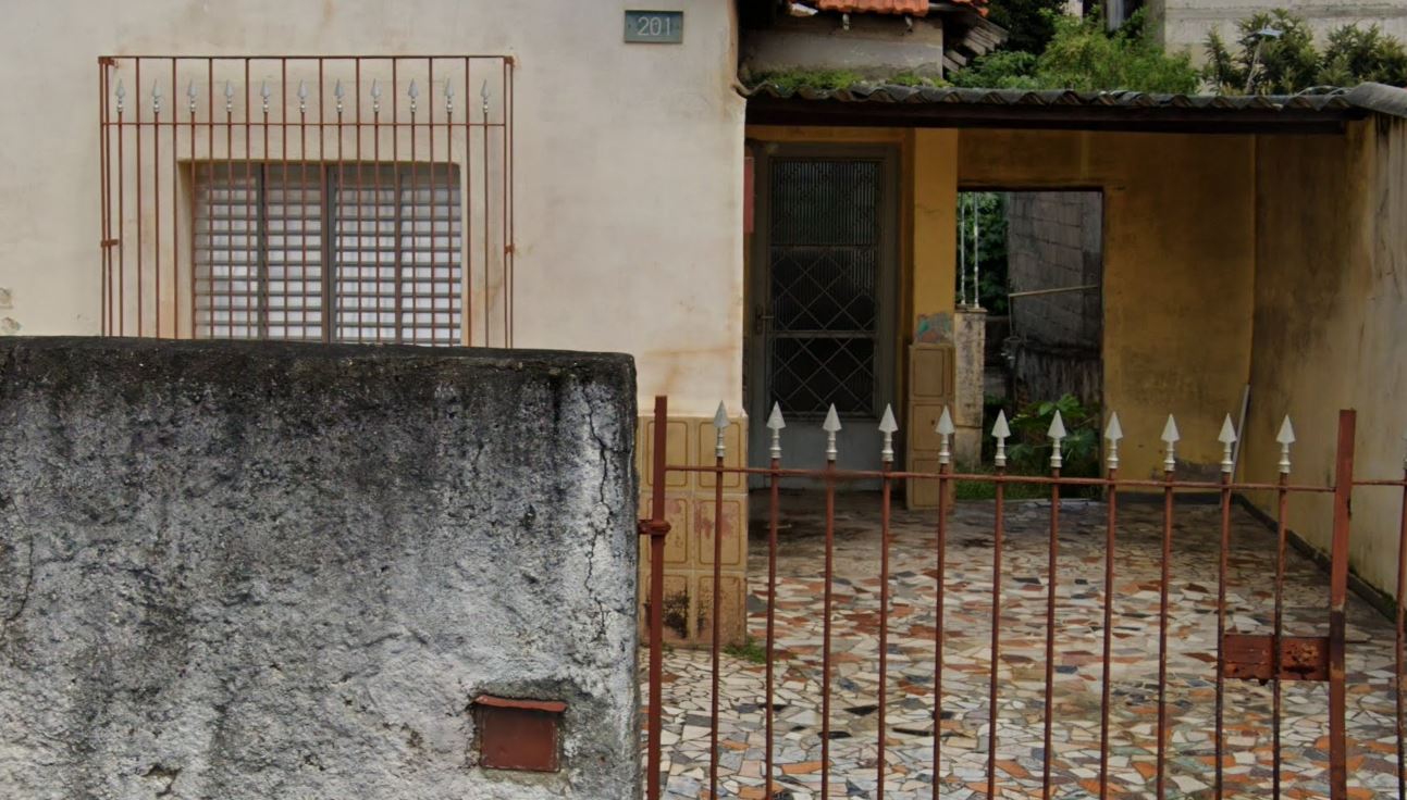 Muro cheio de limo e marcas do tempo (Foto Reprodução/Google)