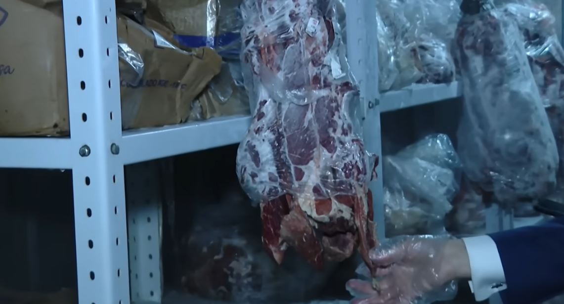 Carne fresca armazenada de forma errada (Foto Reprodução/YT)