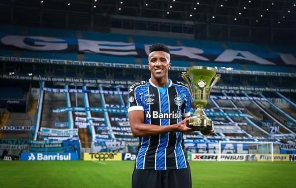 Bruno Cortez segurando a taça do segundo turno do Campeonato Gaúcho (Foto: Lucas Uebel/Grêmio)