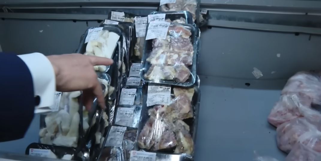 Carnes sem validade correta estavam sendo vendidas (Foto Reprodução/YT)