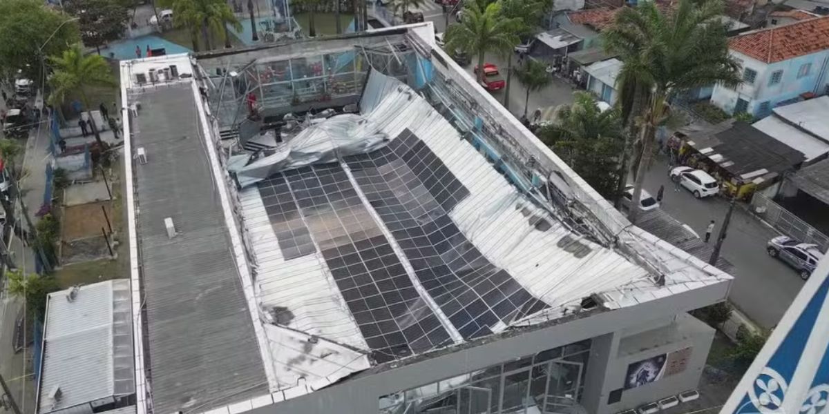 Desabamento do teto de santuário (Foto: Reprodução/ Globo)