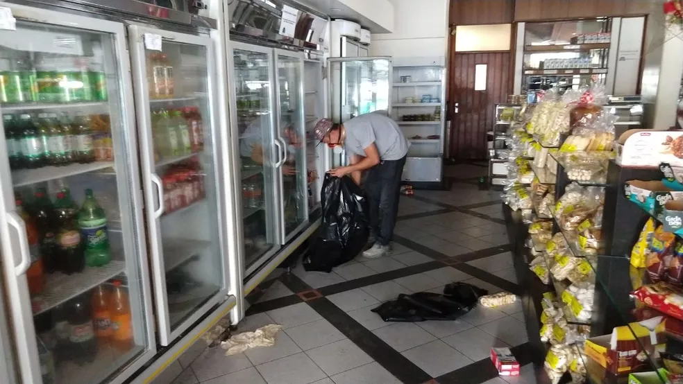 Funcionários usam máscaras para retirar produtos da padaria Sabina em Sorocaba — Foto: Natália de Oliveira/G1