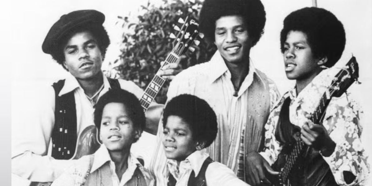 Marlon e Michael Jackson, à frente, e Tito, Jackie e Jermaine Jackson, atrás, formavam o Jackson 5 (Foto: AP)