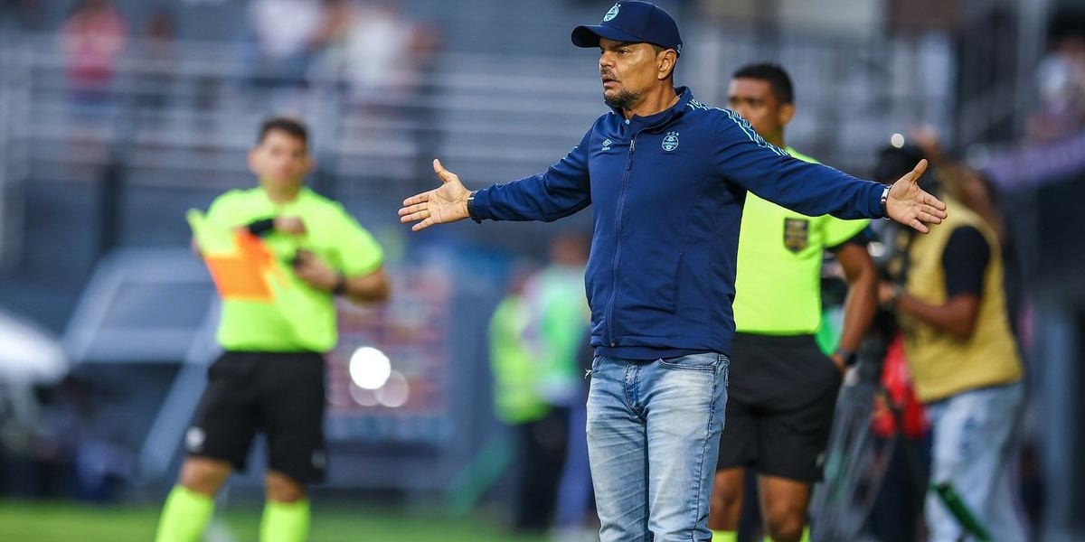 Mendes comandou o Grêmio contra o Bragantino (Foto-Lucas Uebel : Grêmio : Divulgação)