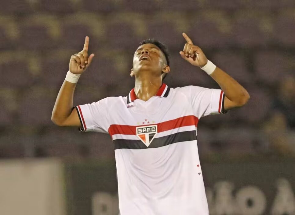 O famoso jogador de futebol tem apenas 17 anos (Foto: Célio Messias / São Paulo FC)