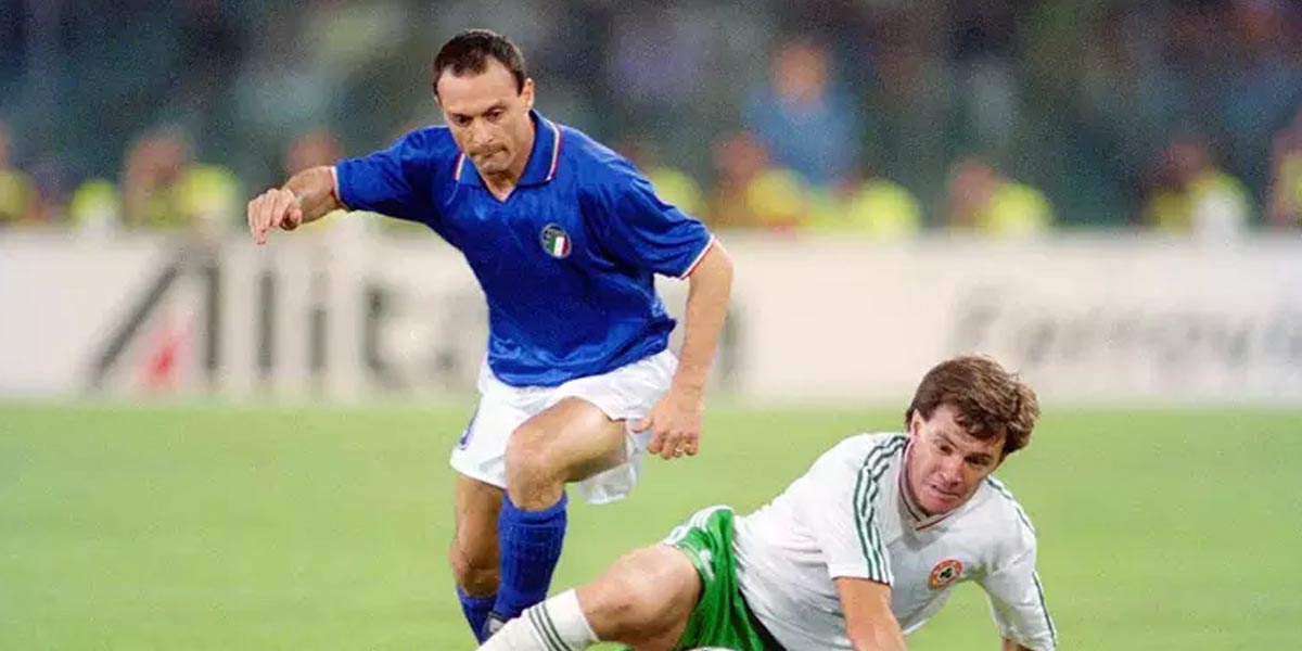 Salvatore Schillaci (esquerda) em atuação pela seleção da Itália na Copa do Mundo de 1990 – Foto- Allsport:Getty Images : Jogada10