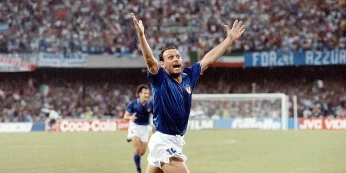 Salvatore 'Totò' Schillaci comemora gol na Copa de 1990 (Foto- Daniel Garcia:AFP via Getty Images)