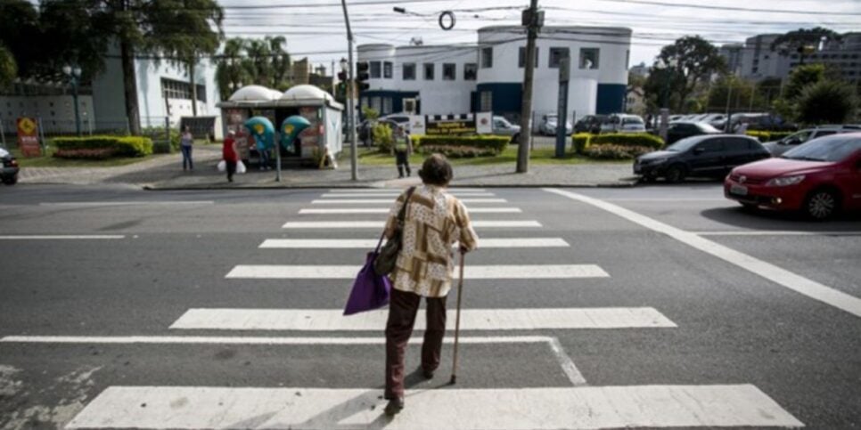 Idosa atravessando a rua (Reprodução/Organics News Brasil)