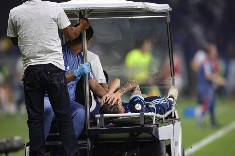 Vitinho sai lesionado e chorando durante partida contra o São Paulo (Foto: Gilson Lobo/AGIF)