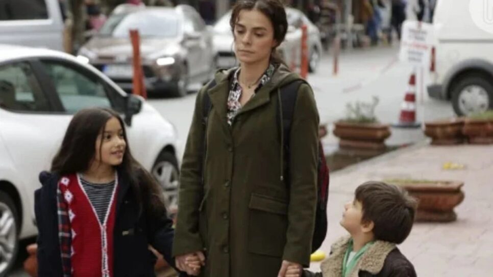 Força de Mulher: Bahar luta pra criar os filhos sozinha e doente (Foto: Reprodução/ Record TV)