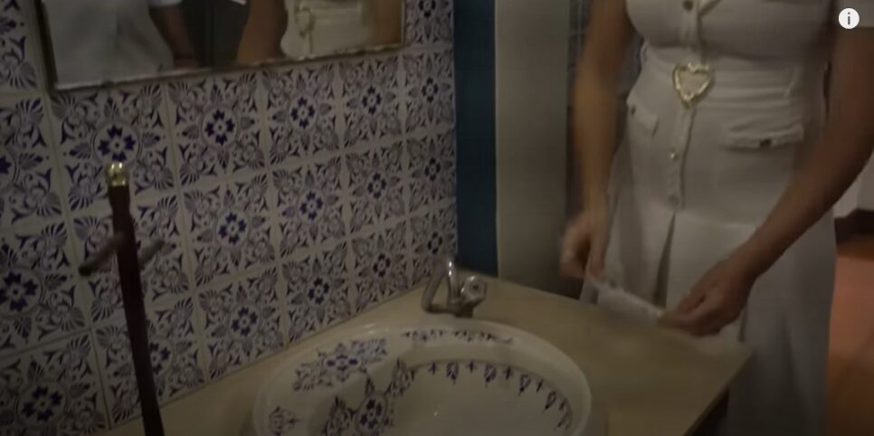 Banheiro com detalhes e azulejos antigos (Foto: Reprodução/Youtube)