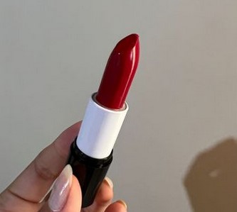 Batom LIP Matte Koloss Makeup Vermelho Queimado Mate (Foto: Reprodução / Portal Revendedor)
