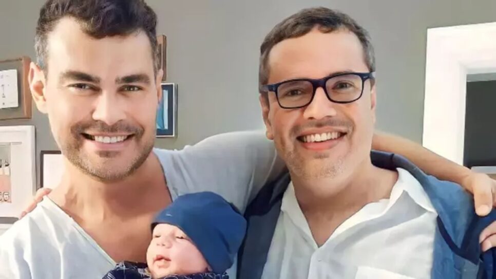 O galã da Globo e o maridão, o novelista João Emanuel Carneiro, apresentando o filho Pedro (Foto: Reprodução/ Instagram)