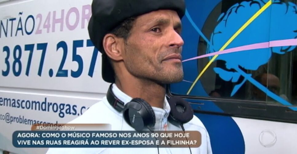 O músico surge no programa de Geraldo Luís, em 2018, plenamento recuperado para reecontrar família (Foto: Reprodução/ Record TV)