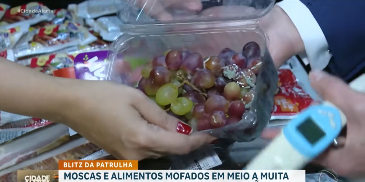 Uva mofada à venda no supermercado (Reprodução: Record)