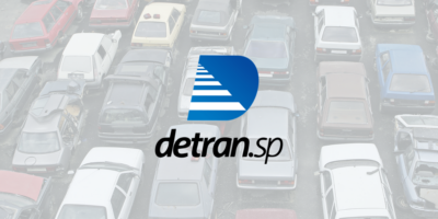 Detran-SP e um pátio cheio de carros. (Foto: Montagem / TV Foco)