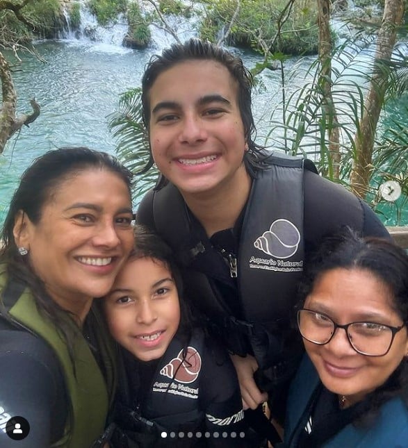 Dira Paes com os filhos e amiga (Foto: Reprodução/Instagram)