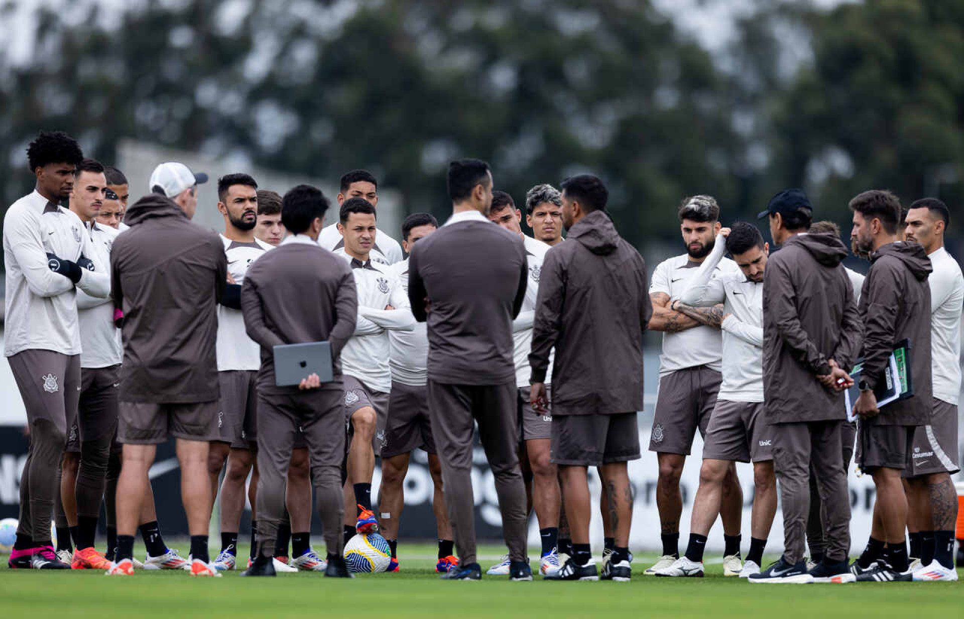 Elenco do Corinthians - (Foto: Reprodução / Jogada 10)