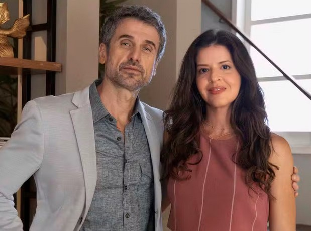 Robson (Eriberto Leão) e Fátima (Mariana Santos) em Mania de Você (Foto: Reprodução / Globo)
