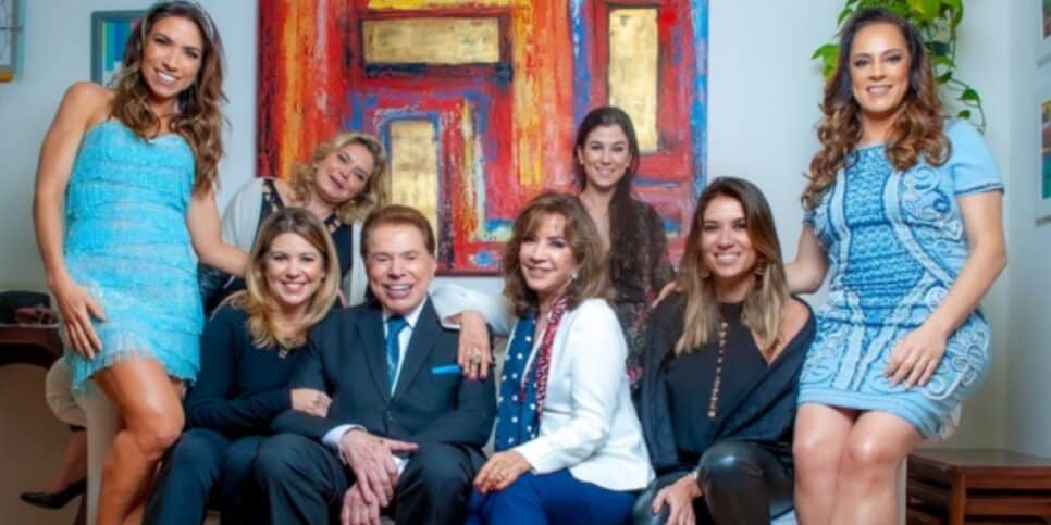 Silvio Santos, sua esposa e suas seis filhas, lado a lado - (Foto: Internet)