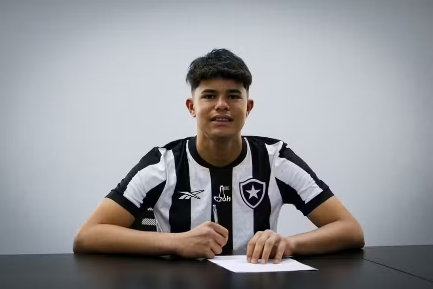 Jovem assinou com o Botafogo (Foto: Divulgação)