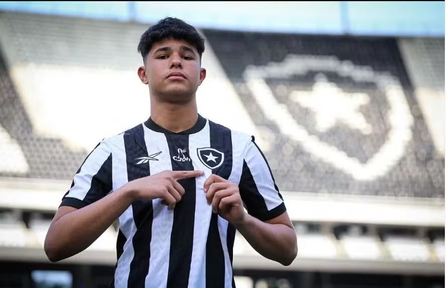 Adolescente é craque de futebol do Botafogo (Foto: Divulgação)