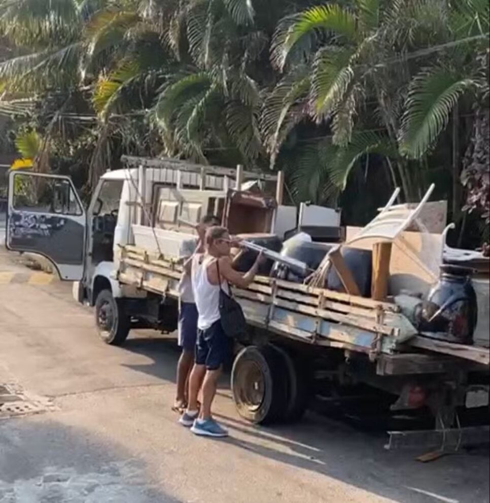 Mário Gomes deixando sua antiga residência no Rio de Janeiro (Foto: Sandro Cardozo)