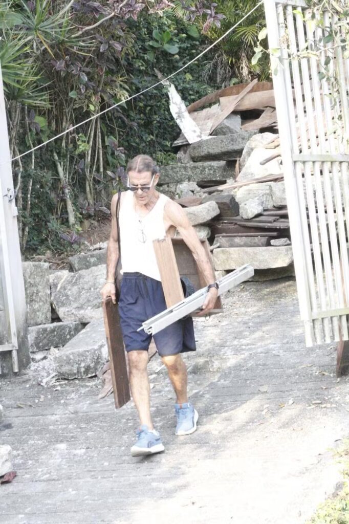 Mário Gomes se mostrou bastante abatido ao ter que deixar sua casa  (Foto: Sandro Cardozo)