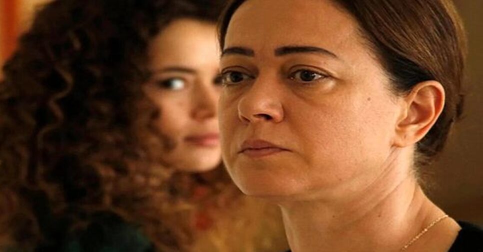 Sirin reaparece e Hatice quer vender a casa (Foto: Reprodução/ Record TV)