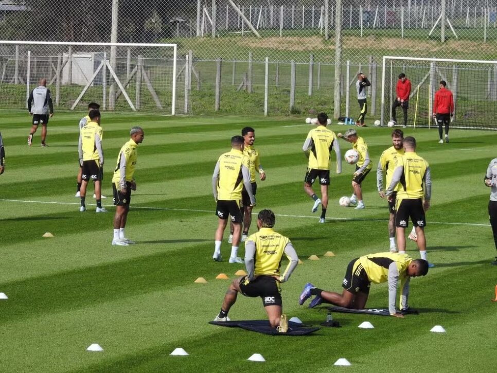 Os jogadores de futebol treinando no Luís Suárez (Foto: Fred Gomes / ge)