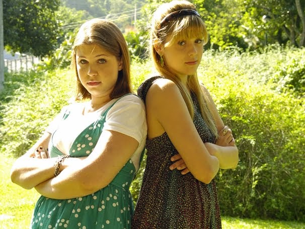 Carolinie Figueiredo como Domingas e Sophia Abrahão como Felipa em Malhação, da Globo (Foto Reprodução/Internet)