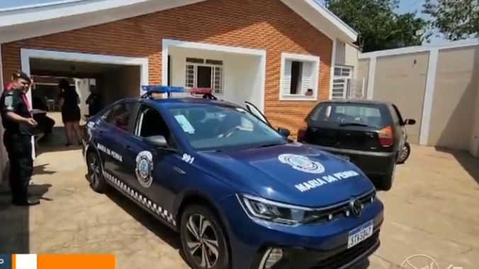 Clínica em Limeira sendo interditada em ação da VISA com a Guarda Civil (Foto Reprodução/Globo)