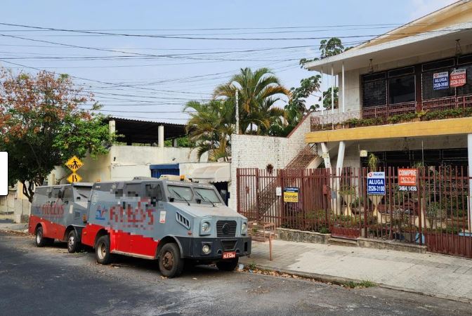 Carros fortes da Fidelys estão abandonados e causando transtornos para moradores de BH (Foto Reprodução/Montagem/Maurício Vieira)