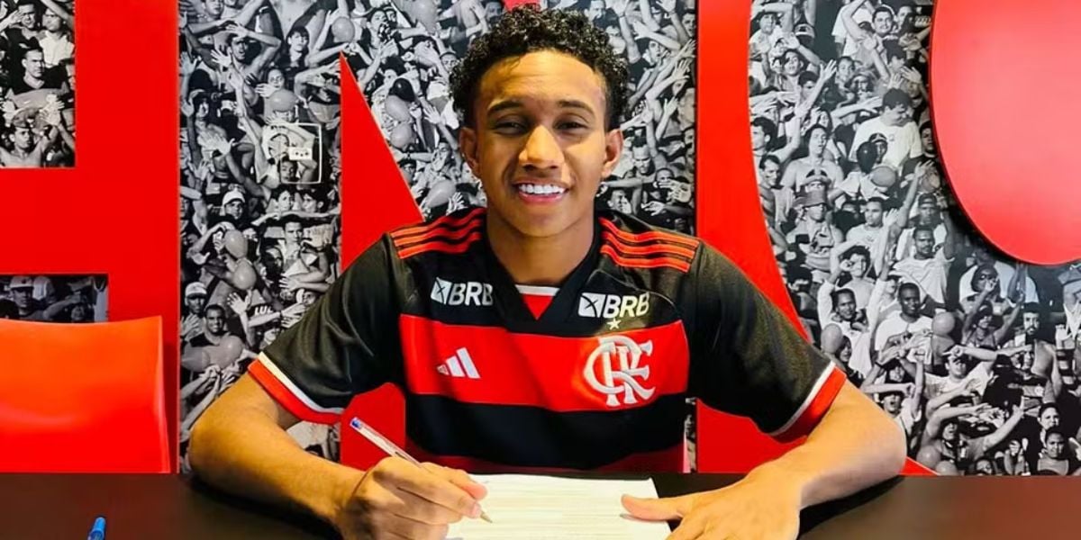 Enzo assina primeiro contrato profissional com o Flamengo — Foto: Divulgação