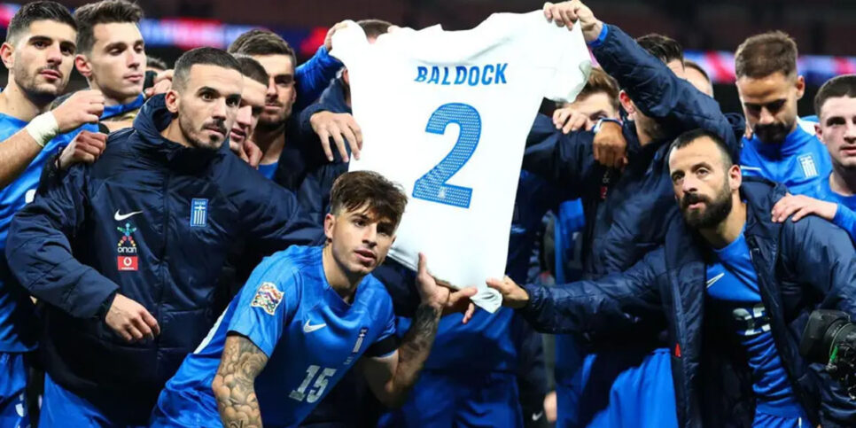 Jogadores da Grécia seguraram a camisa de George Baldock em homenagem após derrotar a Inglaterra (Foto: Getty Images)