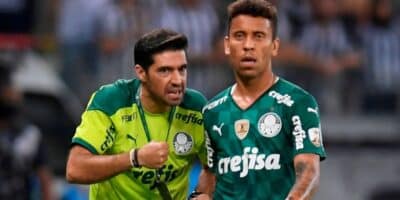 Marcos Rocha recebendo orientações de Abel Ferreira em campo - (Foto: Reprodução /Verdão Web)