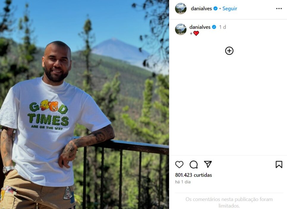 Daniel Alves compartilhou foto sorrido nas redes sociais (Foto: Reprodução/Instagram)