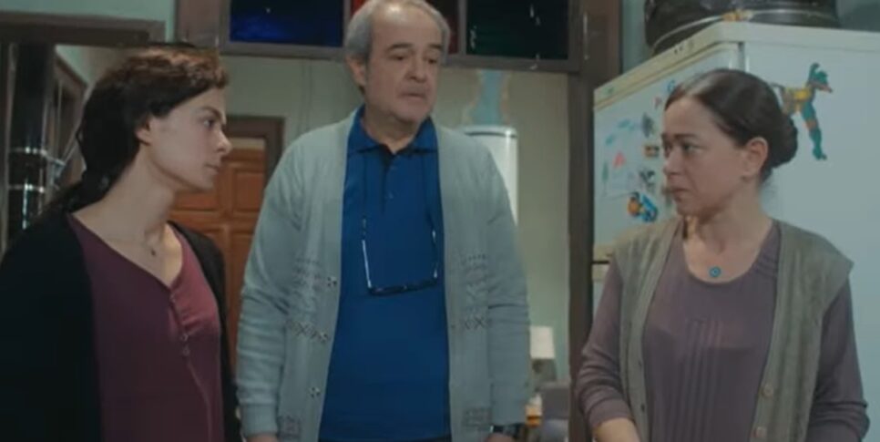 Hatice visita Enver e Bahar e pede que eles voltem (Foto: Reprodução/ Record TV)